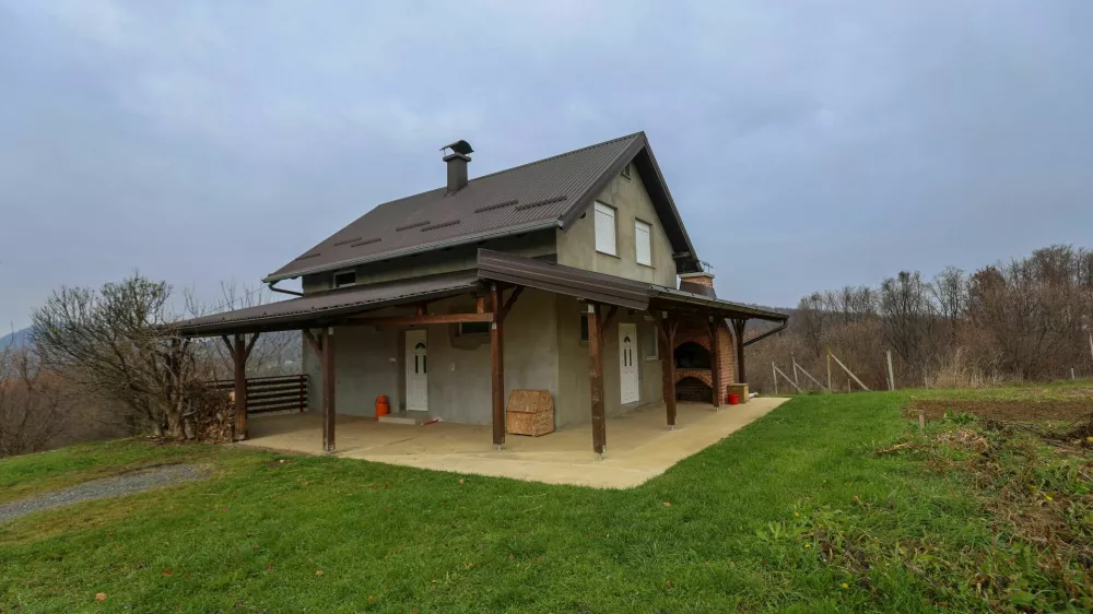 V vasi blizu Varaždina so v začetku decembra na dvori&scaron;ču hi&scaron;e na&scaron;li zakopani trupelci dojenčkov. 