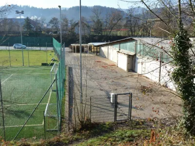 V minulih dneh so porušili v lanski poplavni ujmi poškodovane objekte nogometnega kluba. Foto: Občina Medvode