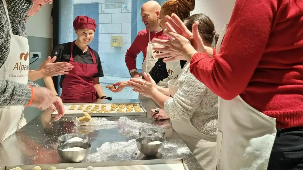 julija Patricija Prevec, ki ima z možem Cenetom Prevcem v Homanovi hi&scaron;i svojo sla&scaron;čičarno, v decembrskem času vodita tudi delavnice peke pi&scaron;kotov za najmlaj&scaron;e. F STO