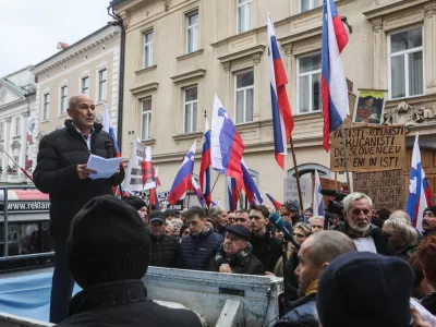 - Janez Janša, predsednik stranke SDS.- 12.12.2024. - Neprijavljen shod v podporo Janezu Janši ob sojenju v zadevi Trenta v Celju pred Okrožnim sodiščem.//FOTO: Bojan Velikonja