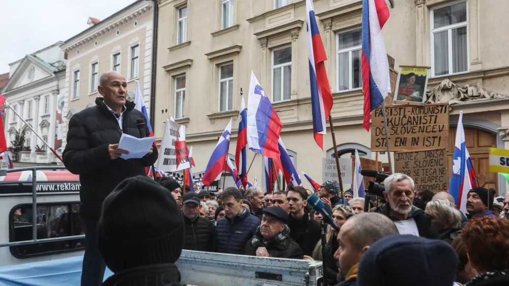 - Janez Janša, predsednik stranke SDS.- 12.12.2024. - Neprijavljen shod v podporo Janezu Janši ob sojenju v zadevi Trenta v Celju pred Okrožnim sodiščem.//FOTO: Bojan Velikonja