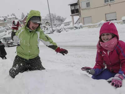 - 06.02.2015 - Novo Mesto- zima - sneg - sneženje - kepanje- igranje v snegu - otroci  ///FOTO: Luka Cjuha..