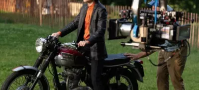 Phillips je ponovil Dylanovo kombinacijo rdeče srajce in usnjene jakne za svoj kontroverzni nastop na folk festivalu v Newportu leta 1965. F Searchlight Pictures