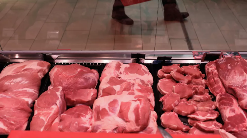 svinjsko meso- 10.03.2022 &acirc;&euro;" Trgovsko podjetje, v Ljubljani &acirc;&euro;" distribucijski center - skladiĹˇ&Auml;Ťenje suhega in sveĹľega blaga - ogled sprejema mesa v dristribucijskem centru in nadaljnje poti v verigi &acirc;&euro;" shranjevanje mesa in mesnih izdelkov - //FOTO: Bojan Velikonja