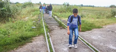 ﻿- 26.08.2015 - Madžarska - Hordos - madžarsko-srbska meja - Begunci hodijo proti Madžar4ski meji- Begunci 2015 - migracije po zahodni balkanski poti - migracijska pot beguncev iz Sirije, Afganistana in Iraka čez Balkan proti zahodni Evropi - evropska begunska kriza - migranti -     //FOTO: Bojan VelikonjaOPOMBA: ZA OBJAVO V PRILOGI – DNEVNIKOV OBJEKTIV - REPORTAŽA 2015 -