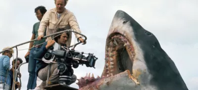 Jaws - Les dents de la mer 1975 directed by Steven Spielberg; Universal Pictures; On the set Steven Spielberg directs his movie COLLECTION CHRISTOPHEL / RnB,Image: 727781035, License: Rights-managed, Restrictions: Restricted to editorial use related to the film or the individuals involved (producers, directors, authors, actors, etc.)The rights of publicity of any person depicted in the photos are not grantedMandatory credit of the film company and photographer, Model Release: no / Foto: Universal Pictures