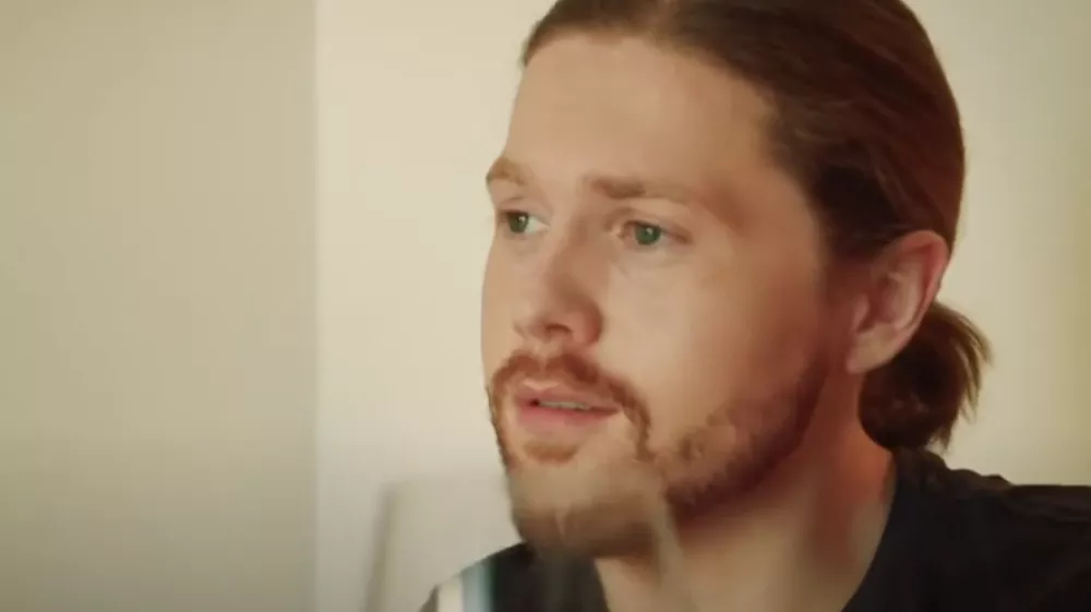 Igralec Luke Ford, ki zase trdi, da je izjemno podoben Bradu Pittu, je bil obsojen zaradi &scaron;tevilnih posilstev. Foto: Youtube