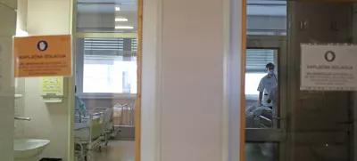 Težave z nameščanjem bolnikov in prerazporejanjem zmogljivosti se ob porastu okužb vrstijo iz leta v leto. Fotografija je simbolična. Foto: Bojan Velikonja 