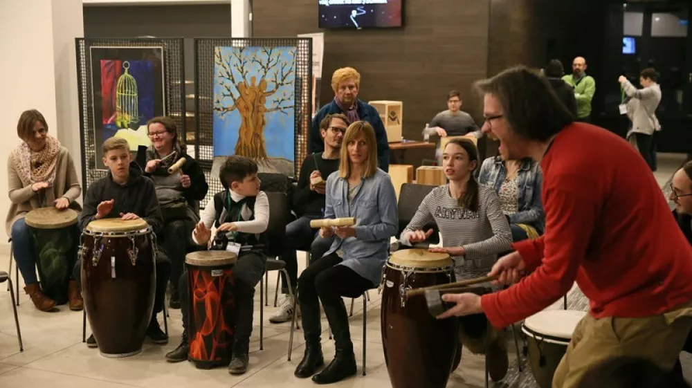 Na BUMfestu bo imel svojo delavnico tudi tolkalec in član zasedbe SToP Franci Krevh (na fotografiji). Učencem in dijakom bo predstavil dela, ki jih je za tolkala ustvaril skladatelj Primož Ramov&scaron;. Foto: arhiv festivala