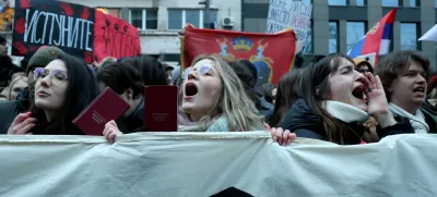Tudi včeraj so se v Beogradu, tokrat pred ustavnim sodiščem, nadaljevali protesti proti vladnim politikam, korupciji in malomarnosti. Foto: Reuters