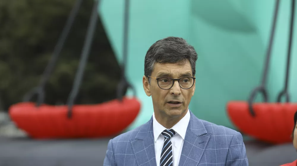 Varuh človekovih pravic Peter Svetina- 25.09.2023 &ndash; Trg republike - obisk ogromnega balona Lady Justice (gospa Pravica), ki ponazarja, kako velika mednarodna podjetja zaradi želje po ustvarjanju lastnega dobička lahko teptajo človekove pravice in uničujejo okolje - //FOTO: Luka Cjuha