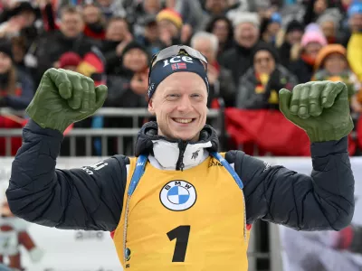 15 January 2023, Bavaria, Ruhpolding: Norway's Johannes Thingnes Boe celebrates with Hulk hands after winning the men's mass start 15 kilometres competition at the IBU Biathlon World Cup in Ruhpolding. Photo: Sven Hoppe/dpa