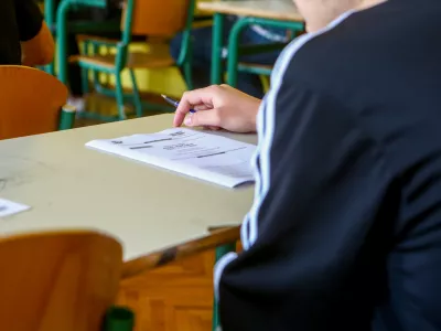 Gimnazija Ledina - razred, učilnica, pisanje izpita iz Ange&scaron;kega jezika,   - 30.05.2015 - Matura -- Spomladanski izpitni rok mature - pisni izpit Angle&scaron;čina - &scaron;olstvo - dijaki - izobraževanje  //FOTO: Bojan Velikonja