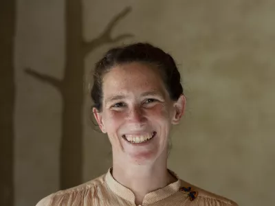 Nata&scaron;a Kramberger, pisateljica, novinarka, ustanoviteljica kolektiva Zelena centrala. - 04.08.2022 &ndash; Jurovski Dol - projekt Naprej k zemlji; Dekonstrukcija cimprače &ndash; zemeljska hi&scaron;a narejena iz lesa, blata in slame, //FOTO: Nik Erik Neubauer- 04.08.2022 &ndash; Jurovski Dol - projekt Naprej k zemlji; Dekonstrukcija cimprače &ndash; zemeljska hi&scaron;a narejena iz lesa, blata in slame, //FOTO: Nik Erik Neubauer