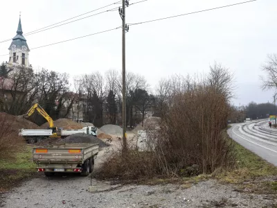 Na zemlji&scaron;ču, kjer je predvidena gradnja centra četrtne skupnosti, je trenutno deponija gradbenega materiala in mehanizacije. Foto: Jaka Gasar