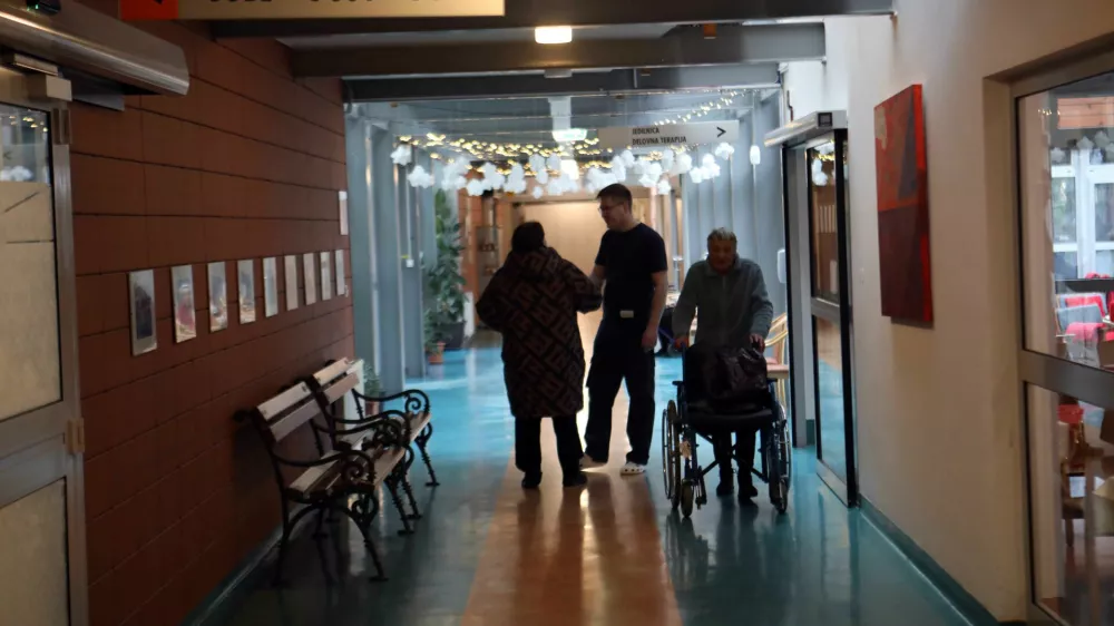 Vloge za dolgotrajno oskrbo bo na vstopnih točkah na centrih za socialno delo predvidoma mogoče oddati mesec dni prej, preden bodo posamezne pravice začele veljati. Fotografija je simbolična. Foto: Tomaž Skale&nbsp;