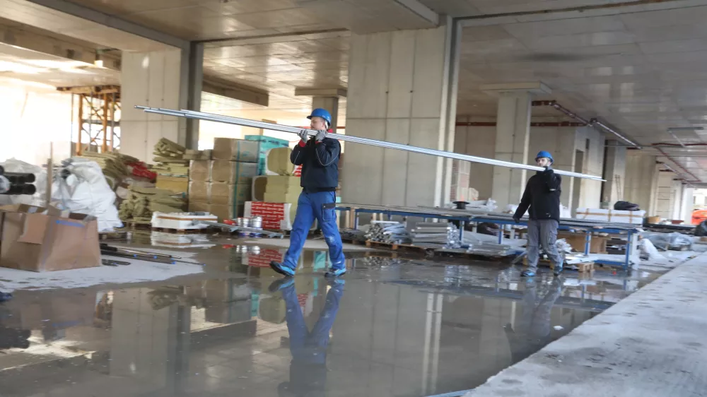 - 29.01.2025. - Vodeni ogled gradnje poslovno stanovanjskega objekta Vilharia, ki ga gradi podjetje Corwin iz Slova&scaron;ke.//FOTO: Bojan Velikonja
