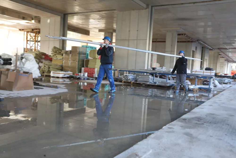 - 29.01.2025. - Vodeni ogled gradnje poslovno stanovanjskega objekta Vilharia, ki ga gradi podjetje Corwin iz Slova&scaron;ke.//FOTO: Bojan Velikonja