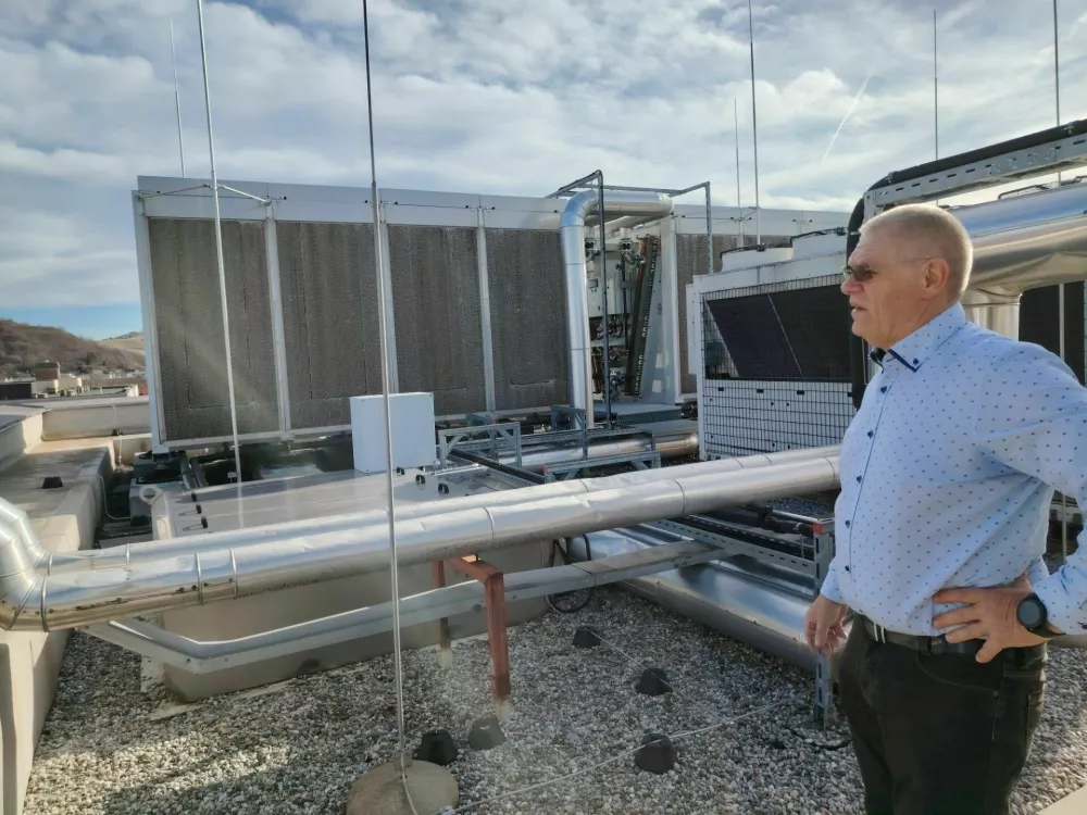 Na strehi stavbe stojijo hladilni sistemi. / Foto: Mojca Marot