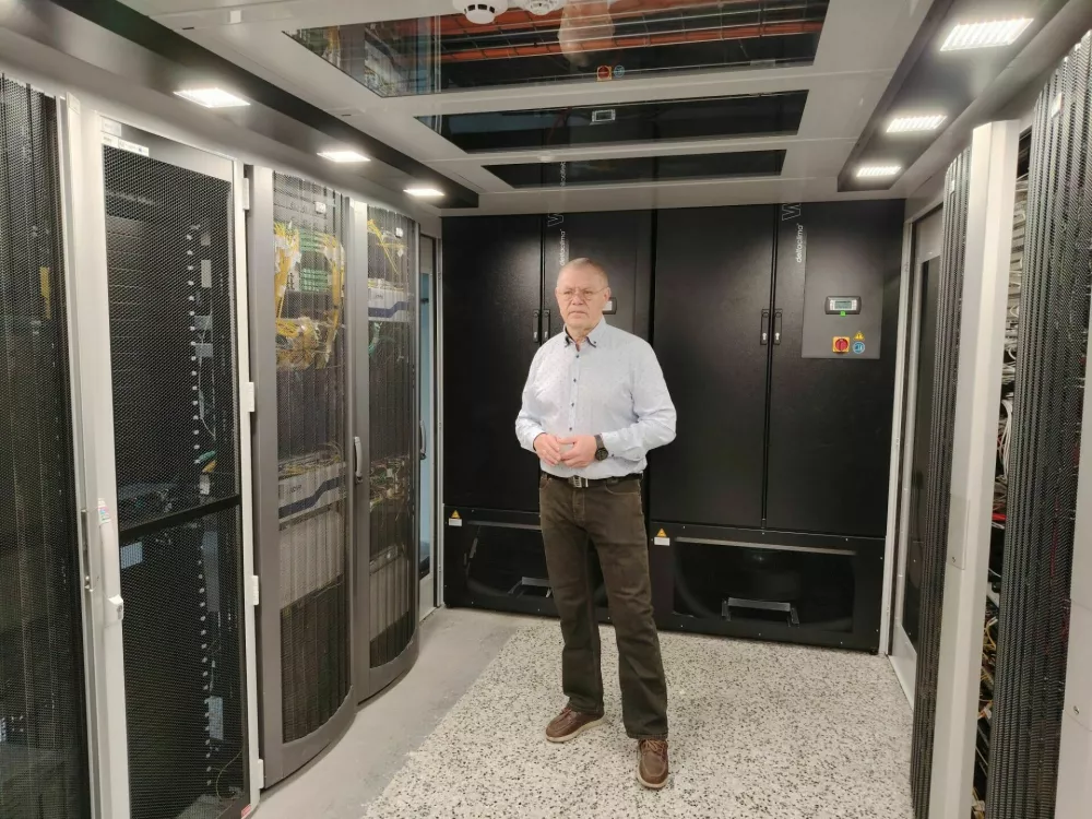 Superračunalnik HPC Vega stoji v dveh kletnih prostorih. / Foto: Mojca Marot