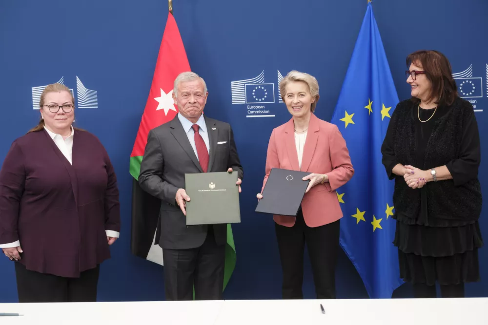 Belgija, Bruselj.Srecanje predstavnikov Jordanije in Evropske komisije.Jordanska ministrica za nacrtovanje in mednarodno sodelovanje Zeina Toukan, jordanski kralj Abdullah II bin Al-Hussein, predsednica Evropske komisije Ursula von der Leyen in evropska komisarka za Sredozemlje Dubravka Suica.