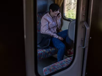 - potniki - telefoniranje, smeh   - 28.03.2017 - Slovenske železnice (SŽ) - Potni&scaron;ki promet - z vlakom iz Ljubljane v Metliko  /FOTO: Jaka Gasar