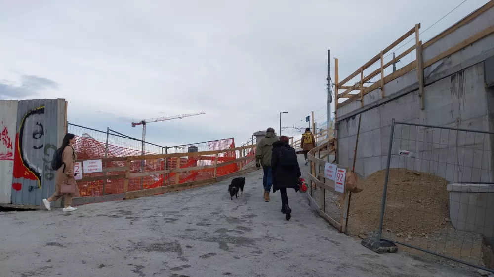 Ob novem železni&scaron;kem nadvozu čez Dunajsko cesto je od sredine lanskega decembra urejen začasni peron oziroma tir, na katerem ustavljajo le nekateri vlaki na relaciji med Ljubljano in Kamnikom oziroma Ljubljano in Jesenicami. Foto: Vanja Brkić