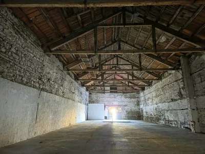 Skladi&scaron;če soli na Kopali&scaron;kem nabrežju v Kopru je funkcijo skladi&scaron;ča opravljalo do leta 1918, že od leta 1888 pa je v objektu domoval tudi koprski vesla&scaron;ki klub Libertas Capodistria, po katerem je skladi&scaron;če dobilo tudi ime. Foto: MOK