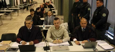 Prvoobtoženega Klemna Kadivca (v sredinič) zastopata odvetnika Branko Gvozdić (levo) in Dejan Markovič. F Tomaž Skale Q