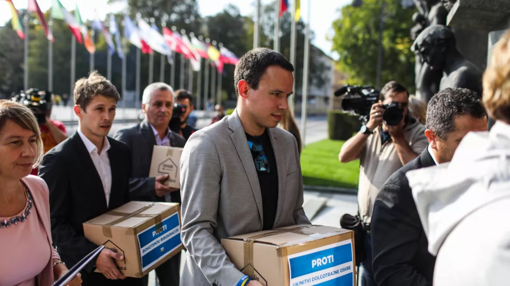 Stranka SDS. poslanec Andrej Hoivik.- 12.10.2022 &ndash; Predaja in izjava za medije zbranih podpisov stranke SDS pod zahteve za razpis referendumov o zakonih o vladi, RTVS in dolgotrajni oskrbi //FOTO: Bojan Velikonja