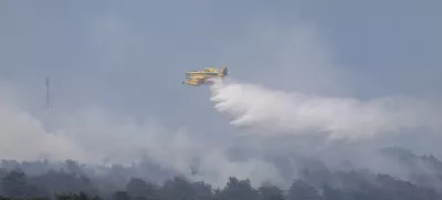 Komen.Gasenje pozara na Krasu.Letalo air tractor.