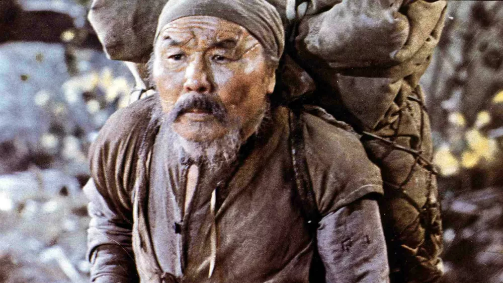 Kino. Uzala, Der Kirgise, Derzu Uzala, Uzala, Der Kirgise, Derzu Uzala, Maxim Munsuk Jahre später begegnet Wladimir Dersu (Maxim Munsuk) wieder. Da dessen Sehkraft inzwischen nachgelassen hat, nimmt Wladimir den alten Mann in seinem Haus auf., 1975. (Photo by FilmPublicityArchive/United Archives via Getty Images) / Foto: United Archives