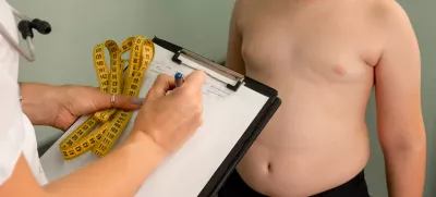 V zadnjih desetletjih postajajo vedno bolj znane povezave med debelostjo ter psihičnimi in nevropsihičnimi težavami. / Foto: Getty Images