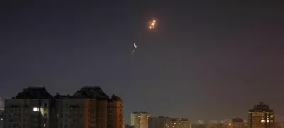 Tracers and explosions are seen in the night sky as Ukrainian servicemen fire at the drone during a Russian drone strike, amid Russia's attack on Ukraine, in Kyiv, Ukraine February 23, 2025. REUTERS/Gleb Garanich