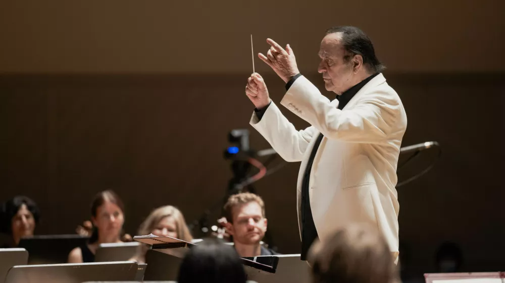 Švicarski dirigent Charles Dutoit bo Orkester Slovenske filharmonije, ki se pod njegovo taktirko kar prerodi, bo v novi filharmonični sezoni orkestru dirigiral na kar treh koncertih. F Darja Štravs Tisu 