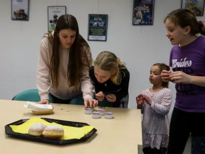 Učenke Osnovne šole Kašelj so z zanimanjem spremljale izdelovanje svečk. Foto: Bojan Velikonja