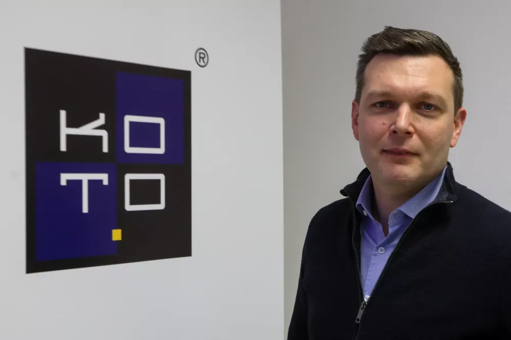 Peter Jenko iz podjetja Koto je predstavil tudi možnost prevzema rabljenega jedilnega olja v njihovem podjetju, saj ga prebivalci lahko preprosto oddajo vratarju. Foto: Bojan Velikonja