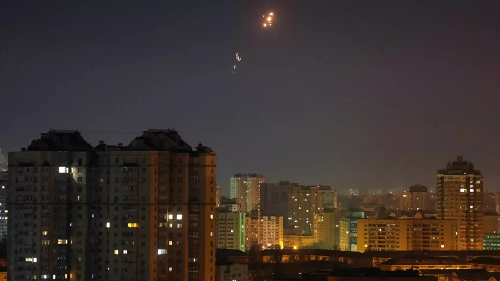 Tracers and explosions are seen in the night sky as Ukrainian servicemen fire at the drone during a Russian drone strike, amid Russia's attack on Ukraine, in Kyiv, Ukraine February 23, 2025. REUTERS/Gleb Garanich