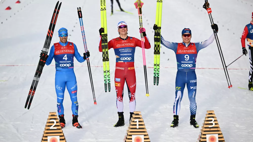 27 February 2025, Norway, Trondheim: (L-R)&nbsp;Italy's second-placed Federico Pellegrino, Norway's winner Johannes Hoesflot Klaebo and Finland's third-placed Lauri Vuorinen celebrate after the Men's Cross Country Free Sprint final event of the FIS Nordic Ski World Championships in Trondheim. Photo: Hendrik Schmidt/dpa