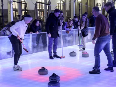 Svojo ekipo so sestavili tudi najemniki pod Plečnikovimi arkadami, ki so se na ledu odlično znašli. Foto: Jaka Gasar