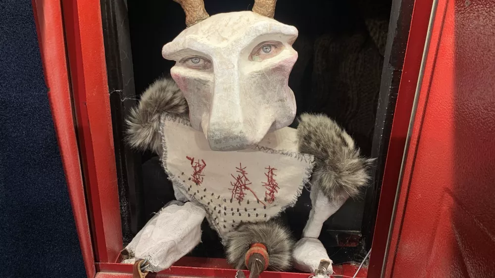 Za otroke bo med drugim zanimiva pripovedovalsko-lutkovna predstava Sedem zaklenjenih avtoric Katje Pov&scaron;e in &Scaron;pele Frlic, ki premi&scaron;ljuje, kaj pravzaprav pomeni biti junak. Foto: arhiv Cankarjevega doma