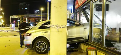 porsche po trčenju pristal v restavraciji