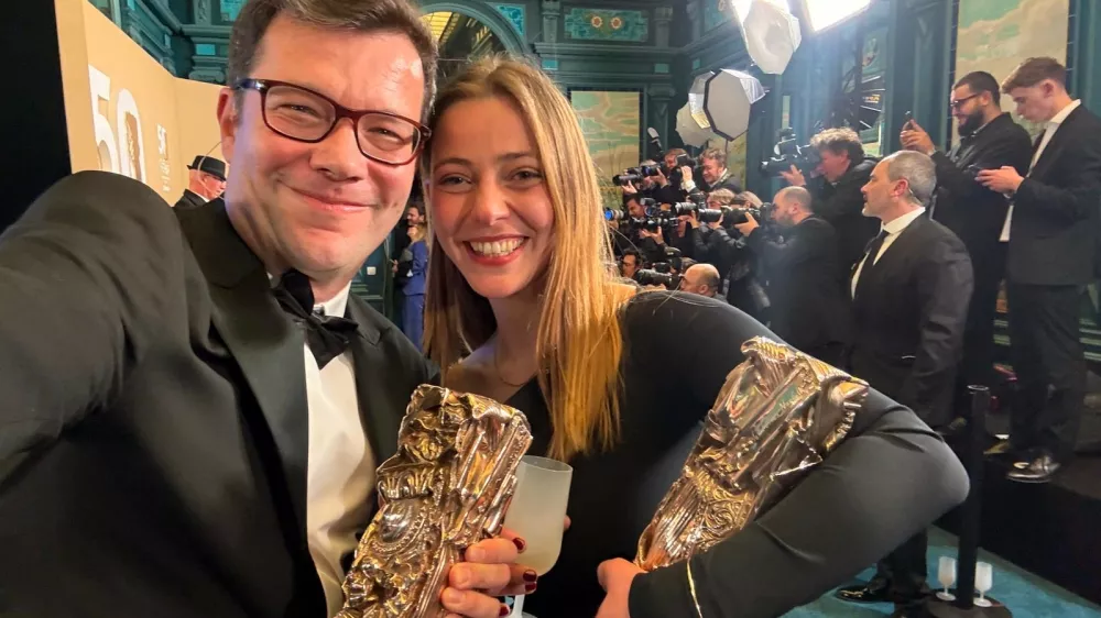 Francija, Pariz.Ponovno je na podelitvi francoske filmske nagrade cezar slavil hrvaski film Moz, ki ni mogel molcati Nebojse Slijepcevica. Prejel je cezarja za najboljsi igrani kratki film. Nebojsa Slijepcevic in francoska koproducentka Noelle Levenez. Foto: Norfolk Films