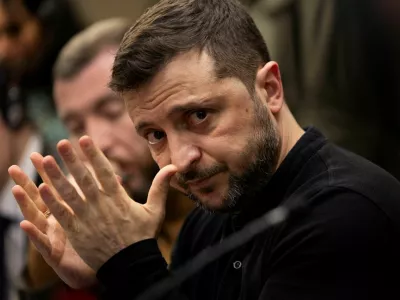 Ukrainian President Volodymyr Zelenskiy gestures during a meeting with members of the media on the outskirts of London, Britain, March 2, 2025. REUTERS/Carlos Jasso    TPX IMAGES OF THE DAY