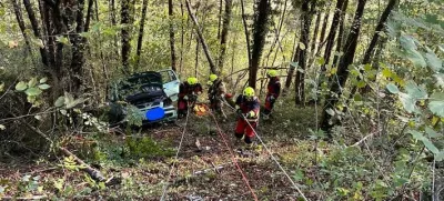 Na pomoč so priskočili tudi gasilci PGD Idrija, ki so zavarovali kraj nesreče, pokojnika pa z vrvno tehniko potegnili na cesto. 