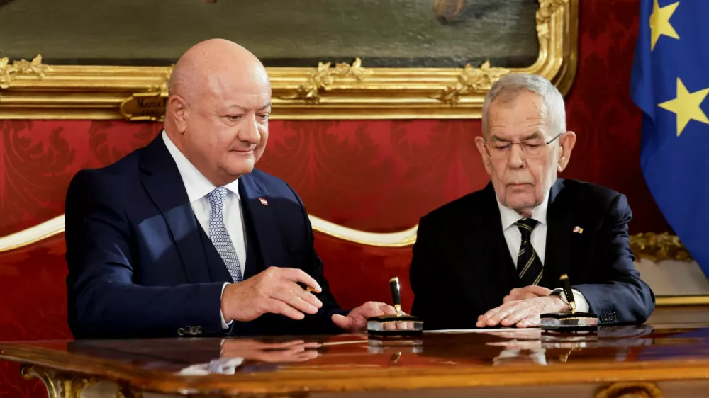 Austria's President Alexander Van der Bellen and head of People's Party (OeVP) and the new Chancellor Christian Stocker attend the swearing-in ceremony of a new government at Hofburg Palace in Vienna, Austria, March 3, 2025. REUTERS/Leonhard Foeger