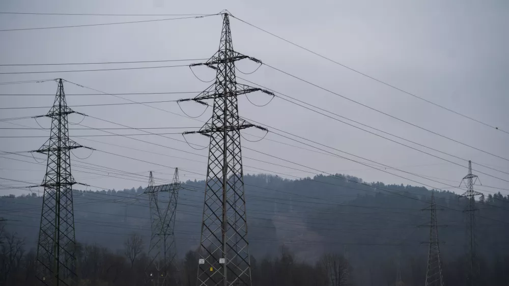 elektrika - simbolična fotografijaelektrično omrežjeomrženinaporaba elektrikedaljnovodelektrična napeljavaELES11.02.2025 Električno omrežje, okolica BeričevaFOTO: Nik Erik Neubauer