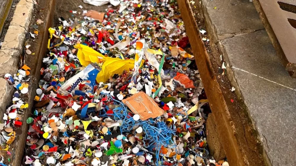 delavci Okolja Piran so ves dan čistili konfete iz jaškov. Foto: FB/Okolje Piran