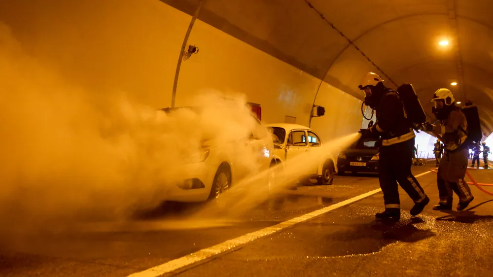 ﻿- 26.09.2015 Škofja Loka - vaja zaščite in reševanja Predor Sten 2015 v novem enocevnem cestnem predoru z dvosmernim prometom Sten, na poljanski obvoznici Škofje Loke, vaja sil za zaščito in reševanje, namenjena preverjanju pripravljenosti za ukrepanje ob prometni nesreči v predoru  Gasilci, reševanje, nesreča  //FOTO: Bojan Velikonja