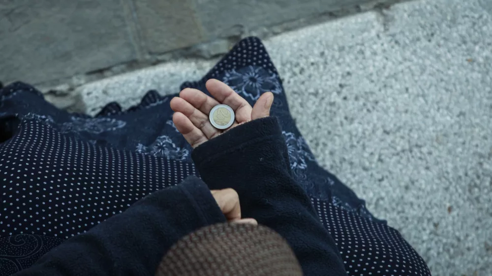 ﻿- beračenje, prosjačenje, revščina, recesija, kriza, finančna stiska, sociala - socialne razlike - euro kovanec, denar.  //FOTO: Luka Cjuha